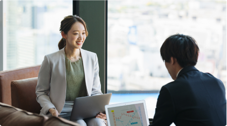 打ち合わせをするコンサルタントと経営者